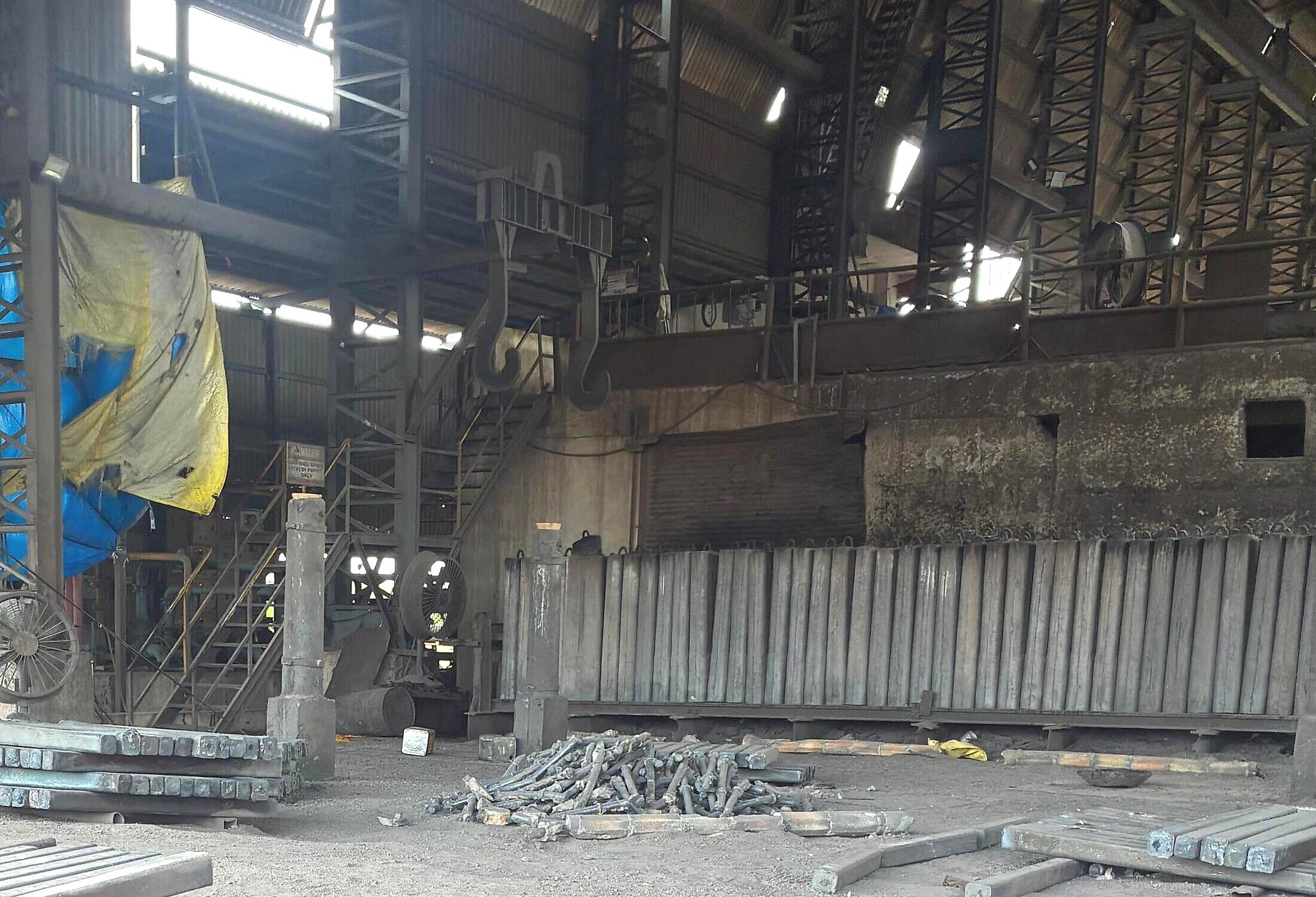 Overhead crane used for material handling