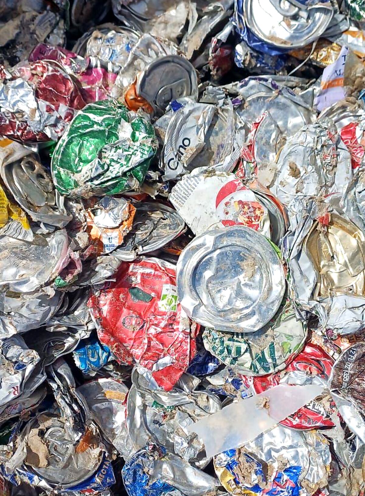 Crushed aluminium cans scrap